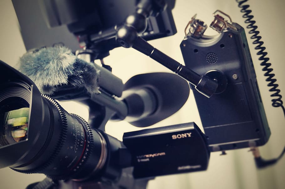 primer pla, foto, negre, càmera sony, sony, lent, walimex, càmera, longitud focal, tancar, vídeo, aspecte retro, digital, lent de la càmera, sony vg30, càmera de vídeo, equipament, òptica, càmera de fotos, tecnologia, fotografia, càmera digital, pel·lícula, enregistrament, àudio, gravadora, gravadora d’àudio, rodatge, mitjans de comunicació, càmera de cinema, micròfon, va muntar, tascam, càmera - equip fotogràfic, a l'interior, cultura i entreteniment artístic, temes de fotografia, industria del cinema, centrar-se en primer pla, natura morta, equip fotogràfic, enfocament selectiu, estil retro, comunicació, gent, estudi, lent - instrument òptic, entrenament de pes, 2K