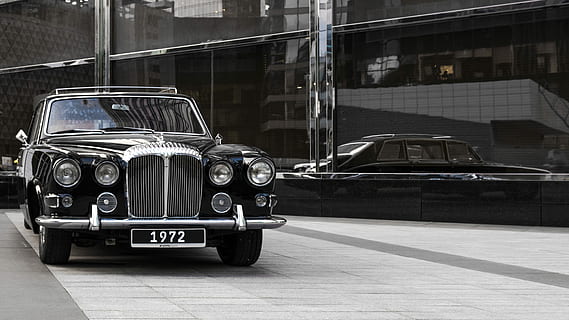 clàssic, Jaguar car, negre, cotxe, aparcat, edifici, jaguar, oldtimer, cotxe antic, automòbil, manera de transport, transport, vehicle terrestre, exterior de l'edifici, estructura construïda, arquitectura, ciutat, dia, cap gent, cotxe d'època, carrer, estil retro, faro, a l'aire lliure, vidre - material, estacionari, reflexió, 5K, CC0, domini públic, lliure de regalies