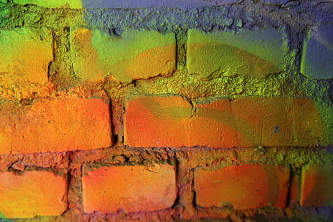 maons, paret, bricked, façana, hauswand, paret de pedra, arquitectura, graffiti, taronja, colorit, maçoneria, preservació històrica, pedra, fons, marc complet, multicolor, primer pla, pintura, textura, funció de construcció de parets, maó, paret de maó, estructura construïda, cap gent, resistent, vell, patró, dia, art i artesania, mal estat, a l'aire lliure, deteriorament, 5K, CC0, domini públic, lliure de regalies