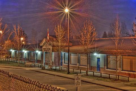 Schule, Gebäude, elementar, Hoher dynamischer Bereich, Bild, hdr, die Architektur, Stil, Struktur, Nacht-, Außen, beleuchtet, Straße, Strassenlicht, Gebäudehülle, gebaute Struktur, Lichtanlage, Baum, Transport, keine Leute, Himmel, Natur, Schienenverkehr, kahler Baum, Stadt, Bahngleis, Transportmittel, draußen, Spur, Licht, 1080P, CC0, gemeinfrei, lizenzfrei