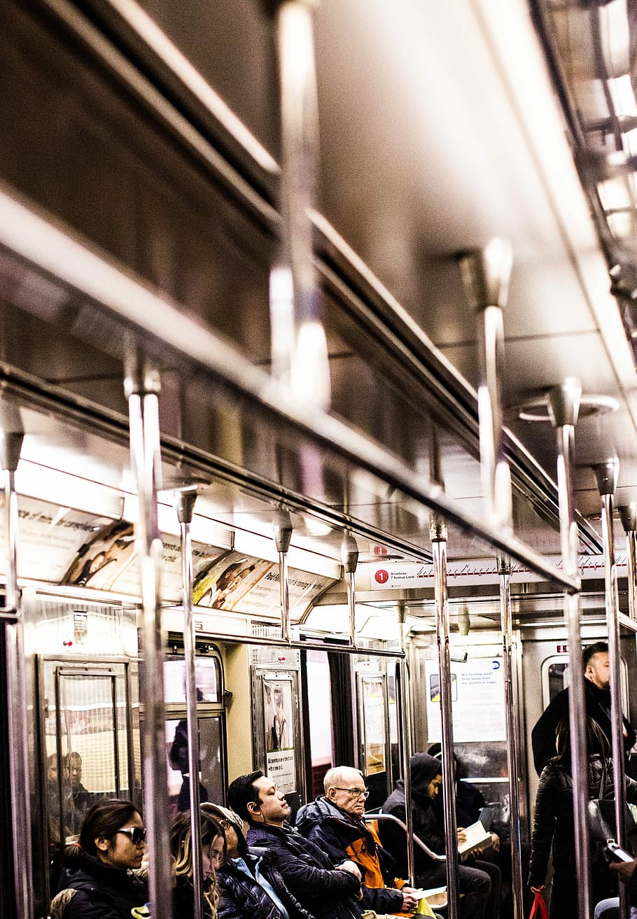 mennesker, sidder, stående, inde, tog, folk i toget, bus, sporvogn, underjordisk, metro, offentlig transport, jernbanetransport, tog - køretøj, køretøj interiør, metrostationen, transportmidler, transportform, rejse, rigtige mennesker, pendler, gruppe af mennesker, belyst, undergrundsbane, bilsæde, tog interiør, indendørs, passager, 4K