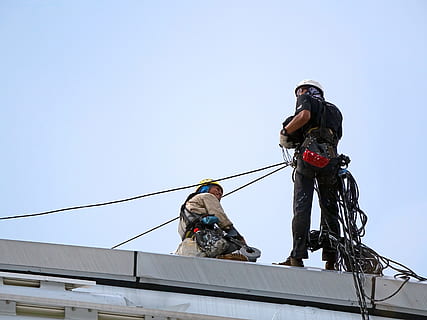 žemas, kampo nuotrauka, du, vyrai, viršuje, pilka, betonas, struktūrą, rappelling, virvės, saugumą, laipiojimas, įranga, pakinktai, šalmas, jėga, pirštinės, nusileidimas, karabinas, dirbti, iššūkis, nustatymas, apsauga, rizika, dangus, žemas kampo vaizdas, švarus dangus, architektūra, profesija, dieną, žmonių, pobūdį, pastatyta struktūra, realūs žmonės, du žmonės, darbo, mėlyna, pastato išorė, saugos diržai, kopijavimo vietos, stuburiniai, lauke, 4K, CC0, Viešasis domenas, nemokamai