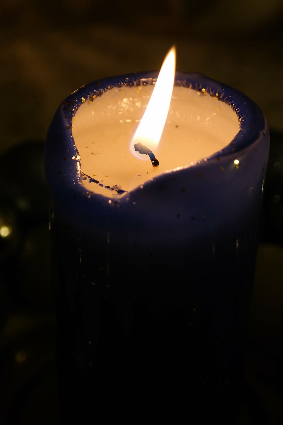 vela, flama, llum, metxa, cremar, foc, cremant, calor - temperatura, il·luminat, primer pla, foc - fenomen natural, a l'interior, cap gent, naturalesa, brillant, centrar-se en primer pla, cera, equips d’il·luminació, fosc, menjar i beguda, fusió, vista d’angle alt, tir de l'estudi, lluminositat, 5K