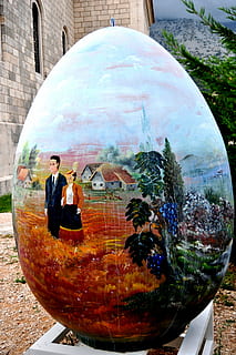 ou de Pasqua, gran, pintat, orebic, Croàcia, Pasqua, festa, art, modern, pintura, persones reals, esfera, una persona, dia, reflexió, naturalesa, transparent, planta, estructura construïda, a l'aire lliure, primer pla, creativitat, exterior de l'edifici, vidre - material, arquitectura, fotografiar, estils de vida, homes, arbre, compost digital, 4K, CC0, domini públic, lliure de regalies