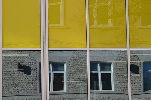 construção, reflexão, retrô, janelas, urbano, exterior, Prédio comercial, vidro, escritório, amarelo, ambiente de trabalho, estrutura construída, arquitetura, exterior do edifício, janela, ninguém, vidro - material, recurso de construção de parede, dia, parede, ao ar livre, fechadas, transparente, porta, quadro completo, Distrito residencial, multi colorido, Entrada, moldura da janela, 5K, CC0, domínio público, royalty free