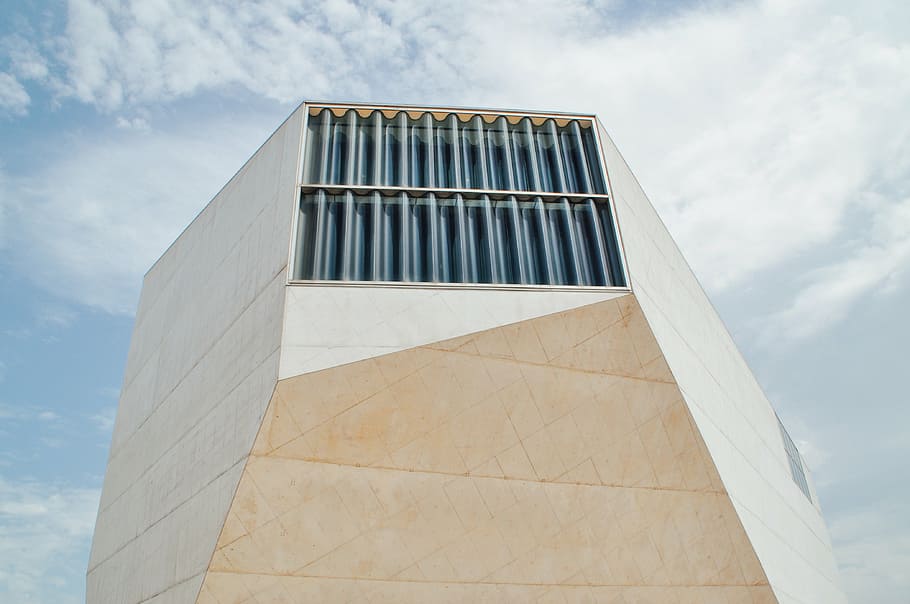 blanc, gris, edifici, fons de núvols, alt, pujar, estructura, gratacels, blau, cel, núvols, vista d’angle baix, dia, arquitectura, a l'aire lliure, cap gent, estructura construïda, exterior de l'edifici, núvol - cel, naturalesa, modern, finestra, alta - alta, vidre - material, oficina, primer pla, destinacions de viatge, ciutat, 4K