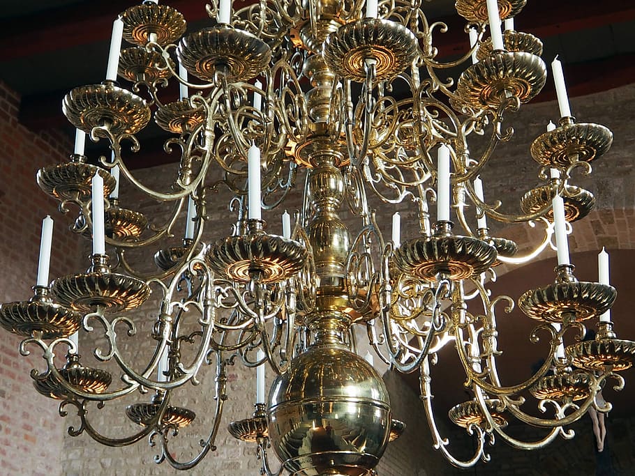 candelabro, Església, pellworm, aranya, llum elèctrica, decoració, ornamentat, penjant, luxe, cap gent, gran grup d'objectes, a l'interior, primer pla, equips d’il·luminació, metall, riquesa, abundància, natura morta, elegància, elecció, variació, vista d’angle baix, a la venda, antiguitat, arranjament, color plata, sostre, vidre, 4K