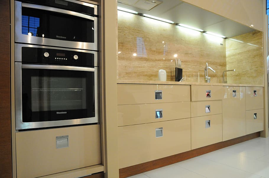 cuina, modular, modern, cuina domèstica, a l'interior, habitació domèstica, forn, interior de casa, il·luminat, cap gent, equips d’il·luminació, casa, indústria, sòls, rajola, mobles, reflexió, metall, tecnologia, gabinet, finestra, vidre - material, material de fusta, brillant, netejar, acer, sòl de rajoles, 4K