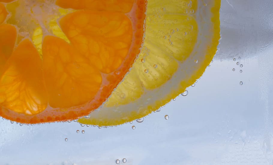 rodanxes, taronja, fruites de llimona, mandarina, llimona, fruita, discs, vitamines, aigua mineral, gel, cubs de gel, fred, refresc, cítrics, fruites, saludable, menjar, taronges, madur, vitamina c, deliciós, frisch, dolç, vitaminhaltig, assolellat, saborós, frescor, cap gent, menjar i beguda, beure, aigua, primer pla, groc, dia, temperatura de fred, naturalesa, alimentació saludable, tall, taronja - fruita, color taronja, benestar, a l'interior, tir de l'estudi, secció transversal, 1080P