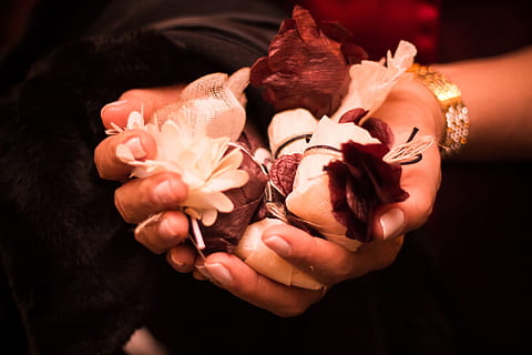 tangan, bunga-bunga, Permen, pengantin, pernikahan, bunga, bunga mawar, daun bunga, kerapuhan, merapatkan, kesegaran, tangan manusia, bagian tubuh manusia, memegang, tanaman berbunga, keindahan di alam, dalam ruangan, satu orang, menanam, kerentanan, alam, latar belakang hitam, mawar, perempuan, kepala bunga, jari, wanita cantik, 1080P, CC0, domain publik, bebas royalti