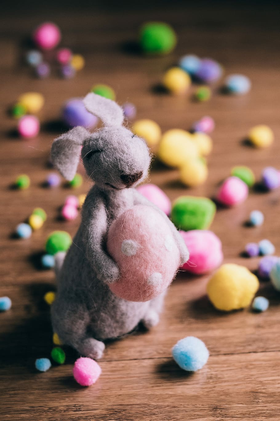 avvicinamento, foto, grigio, coniglio, felpa, giocattolo, giocattolo di canguro, coniglietto, Pasqua, contento, uovo, rappresentazione, pupazzo di pezza, in casa, rappresentazione animale, multicolore, tavolo, natura morta, nessuno, orsacchiotto di peluche, creatività, legno - materiale, arte e artigianato, concentrarsi sulle conoscenze acquisite, pavimentazione, mammifero, animale giocattolo, morbidezza, 5K