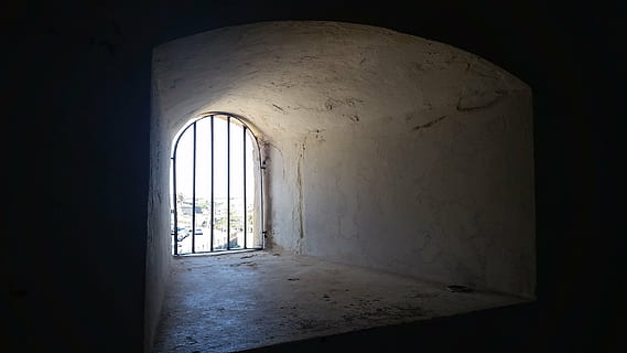 geschlossen, Stahltor, tagsüber, Gefängnis, Gefangenschaft, dom, gruslig, dunkel, die Architektur, verlassen, Grusel, alt, schmutzig, Fenster, drinnen, Bogen, Geschichte, gebaute Struktur, Gebäude, keine Leute, Tag, die Vergangenheit, Sonnenlicht, Wandbau - Funktion, Natur, verwittert, Religion, Gefängniszelle, Licht am Ende des Tunnels, 2K, CC0, gemeinfrei, lizenzfrei