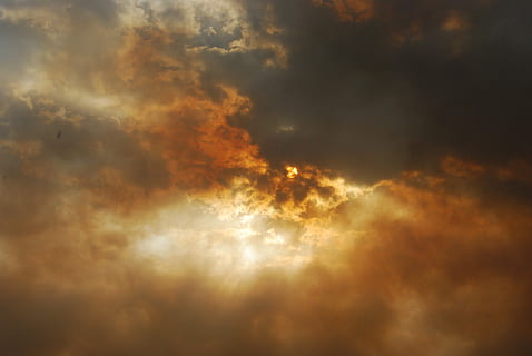 gri, alb, noros, cer, nor, razele soarelui, apus de soare, soare flare, întuneric, durere, foc, fum, colorat, răsărit, nor - cer, Cloudscape, dramatic cer, frumusețe în natură, culoare portocalie, fundaluri, nici o persoana, natură, furtună, scenice - natura, abstract, atmosfera, rază de soare, liniște, mediu inconjurator, lumina soarelui, acoperit de nori, fundaluri abstracte, în aer liber, soare, meteorologie, luminos, 4K, CC0, domeniu public, fără drepturi de autor