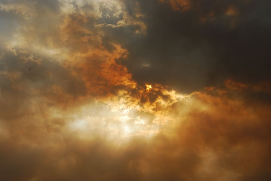 gri, alb, noros, cer, nor, razele soarelui, apus de soare, soare flare, întuneric, durere, foc, fum, colorat, răsărit, nor - cer, Cloudscape, dramatic cer, frumusețe în natură, culoare portocalie, fundaluri, nici o persoana, natură, furtună, scenice - natura, abstract, atmosfera, rază de soare, liniște, mediu inconjurator, lumina soarelui, acoperit de nori, fundaluri abstracte, în aer liber, soare, meteorologie, luminos, 4K