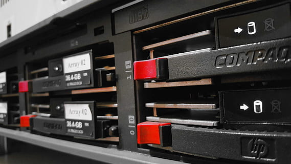 schwarz, compaq server pc, Server, Netzwerk, Computer, Computerwissenschaften, es, Daten, Digital, rot, Regal, keine Leute, in einer Reihe, drinnen, Auftrag, Technologie, große gruppe von gegenständen, Geschäft, Industrie, Nahansicht, Lagerraum, Musik-, dokumentieren, Anordnung, Text, Ausrüstung, Stapel, Buch, 5K, CC0, gemeinfrei, lizenzfrei