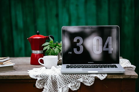 lieu de travail vintage, ancien, lieu de travail, espace de travail, ordinateur, macbook, La technologie, bureau, portable, campagne, planches vertes, table, Noël, café - boisson, à l'intérieur, Technologie sans fil, tasse, la communication, rouge, Nourriture et boisson, personne, agresser, boisson, bois - matériau, se concentrer sur le premier plan, couleur verte, nature morte, tasse à café, rafraîchissement, lien, tasse à thé, plateau, vaisselle, 4K, CC0, domaine public, libre de droits