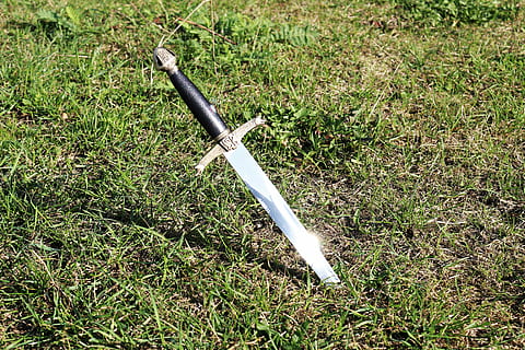 hoja, arma, cuchillo, daga, espada, arma, edades medias, metal, herrería, guerra, hierba, nadie, color verde, campo, al aire libre, día, planta, naturaleza, tierra, vista de alto ángulo, crecimiento, luz del sol, el color blanco, la seguridad, seguridad, solo objeto, centrarse en primer plano, naturaleza muerta, de cerca, 5K, CC0, dominio público, libre de derechos