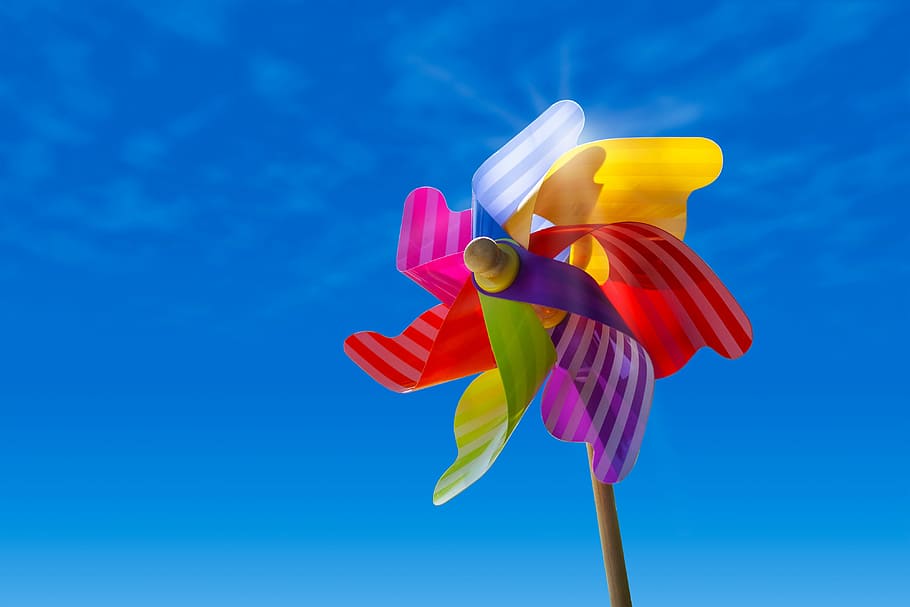 mølle, himmel, skyer, sol, vind, blå, legetøj, vindmølle, skønhed i naturen, blomstrende plante, natur, blomst, pinwheel legetøj, plante, friskhed, kronblad, tæt på, ingen mennesker, gul, blomsterstand, blomsterhoved, skrøbelighed, lav vinkel visning, lyserød farve, udendørs, forår, blå baggrund, 4K