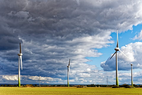 skyer, dramatisk, overskyet, uklarhed, natur, belysning, landskab, humør, himmel, dyster, storm skyer, mølle, nuværende, rotor, Strømforsyning, alternativ energi, vindkraft, vindmølle, miljøbeskyttelse, vedvarende energi, brændstof og elproduktion, sky - himmel, turbine, miljø, teknologi, landlige scene, jord, dag, Mark, ingen mennesker, græs, plante, udendørs, vind, magt i naturen, bæredygtige ressourcer, 5K, CC0, offentligt domæne, royaltyfrie