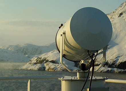 projector, verlichting, licht, plek, berg-, geen mensen, hemel, natuur, bergketen, technologie, dag, schoonheid in de natuur, detailopname, scenics - natuur, buitenshuis, metaal, niet-stedelijke scène, uitrusting, landschap, focus op de voorgrond, milieu, vervoer, zonlicht, 2K, CC0, publiek domein, royaltyvrij