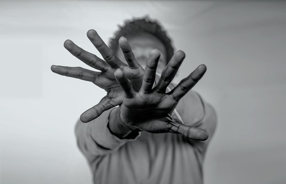 hånd, mand, hvid baggrund, menneskelig hånd, menneskelig kropsdel, en person, indendørs, kropsdel, gestikulerer, fokus på forgrunden, viser, studio skud, forfra, stop gestus, emotion, uigenkendelig person, portræt, tæt på, håndflade, afslappet tøj, menneskelig finger, skjult ansigt, finger, menneskelige arm, arme hævet, menneskeligt ansigt, 5K