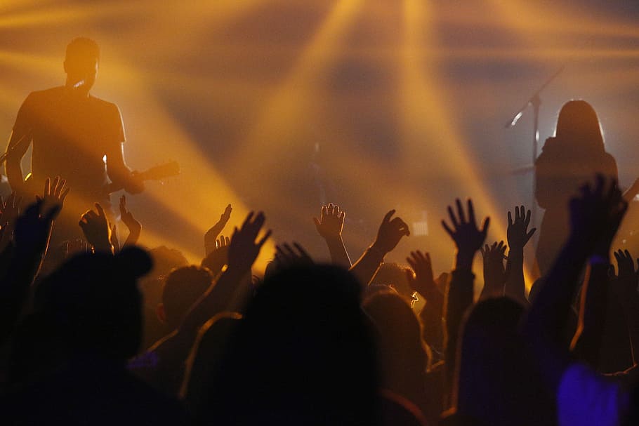 Menschen, erziehen, Hände, Konzert, Party, Leben, Band-Event, Menge, dunkel, Beleuchtung, Performance, Musik-, Veranstaltung, Kunst, Kultur und Unterhaltung, Gruppe von Leuten, Publikum, Festival, Vergnügen, Bühne - Aufführungsraum, Fan - Enthusiast, Musikfestival, Silhouette, Bühne, Rockmusik, Nachtleben, Atmosphäre, Lichtanlage, Veranstaltung für darstellende Künste, moderner Rock, positive Emotionen, Konzert der populären Musik, Aufregung, Musiker, Licht, Zuschauer, Popmusiker, Hand, Bühnenlicht, 5K