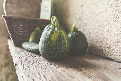 quattro, verde, schiacciare, di legno, mensola, avvicinamento, foto, frutta, cestino, zucche, verdura, cibo, freschezza, biologico, zucca, mangiare sano, maturo, cibo vegetariano, natura, cibo e bevande, legno - materiale, autunno, nessuno, giorno, benessere, tavolo, colore verde, natura morta, in casa, concentrarsi sulle conoscenze acquisite, luce del sole, contenitore, gruppo di oggetti, 5K, CC0, dominio pubblico, privo di copyright
