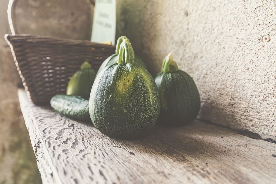 quattro, verde, schiacciare, di legno, mensola, avvicinamento, foto, frutta, cestino, zucche, verdura, cibo, freschezza, biologico, zucca, mangiare sano, maturo, cibo vegetariano, natura, cibo e bevande, legno - materiale, autunno, nessuno, giorno, benessere, tavolo, colore verde, natura morta, in casa, concentrarsi sulle conoscenze acquisite, luce del sole, contenitore, gruppo di oggetti, 5K