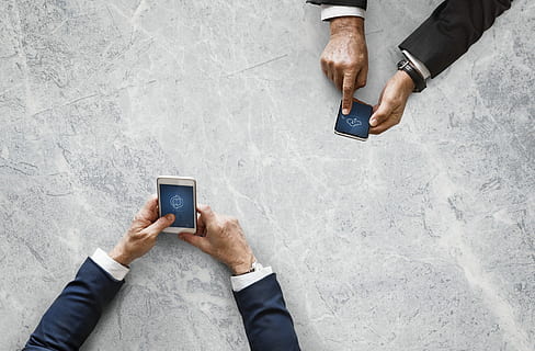 Două, persoană, utilizând, smartphone-uri, telefon, mâini, braţ, masa, smartphone, tech, tehnologie, muncă, Afaceri, comunicare, costum, creator, reţea, zimbabwean, Zimbabwe, fără fir, încărcați, transfer, bărbați, deținere, partea corpului uman, vedere în unghi mare, tehnologia fără fir, adult, masculi, telefon inteligent, dispozitiv portabil de informații, om de afaceri, telefon mobil, conexiune, permanent, oameni, direct deasupra, secțiune joasă, modern, membrul uman, 1080P, CC0, domeniu public, fără drepturi de autor