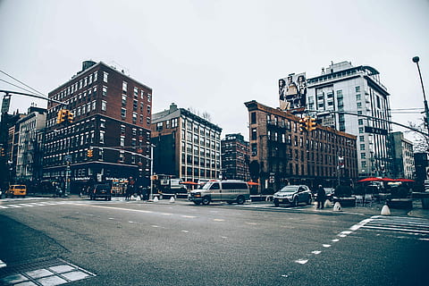 bybiler, vej, bybygninger, dagtimerne, på vej, bygninger, gade, urban scene, Trafik, bil, bygget struktur, by, byliv, arkitektur, bygning udvendig, bybilledet, New York City, sne, vinter, dag, sner, udendørs, transportmidler, transportform, motor køretøj, byens gade, vejmærkning, himmel, land køretøj, skilt, mærkning, symbol, bygning, lys, kontorbygning udvendig, 5K, CC0, offentligt domæne, royaltyfrie