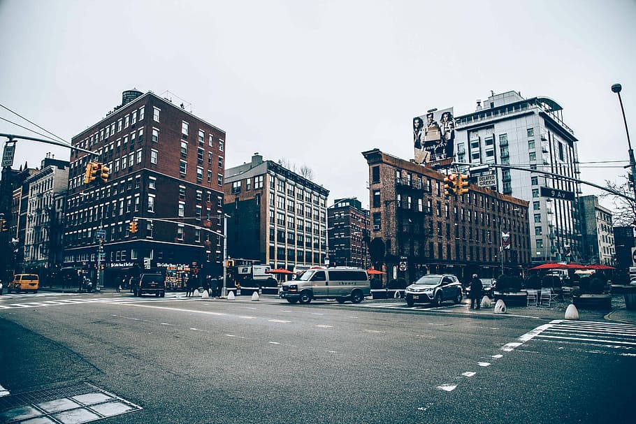 bybiler, vej, bybygninger, dagtimerne, på vej, bygninger, gade, urban scene, Trafik, bil, bygget struktur, by, byliv, arkitektur, bygning udvendig, bybilledet, New York City, sne, vinter, dag, sner, udendørs, transportmidler, transportform, motor køretøj, byens gade, vejmærkning, himmel, land køretøj, skilt, mærkning, symbol, bygning, lys, kontorbygning udvendig, 5K