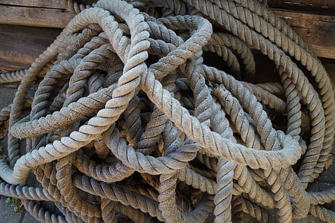 cuerda, Rocío, antiguo, festival, que contiene, seguro, fijar, barco náutico, nudo atado, nadie, fuerza, de cerca, mar, equipo, trenzado, modelo, día, atado, conexión, texturizado, marrón, repetición, material de madera, complejidad, retorcido, naturaleza muerta, enredado, detalle, al aire libre, fotograma completo, directamente arriba, 5K, CC0, dominio público, libre de derechos