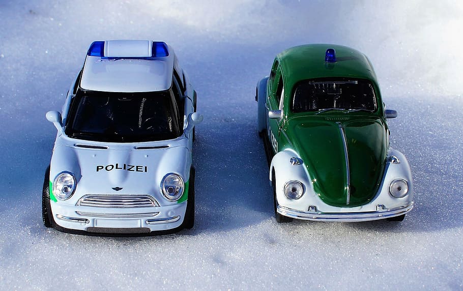 model de cotxe, mini, Mini cooper, escarabat, vehicle, automàtic, cotxe de joguina, vehicles, llum blava, la policia, joguines, cotxe de policia, ús de la policia, nostàlgia, cotxe, cap gent, naturalesa, primer pla, color verd, text, dia, seguretat, dos objectes, a l'aire lliure, comunicació, automòbil, tecnologia, vehicle terrestre, esport, manera de transport, blau, protecció, 2K