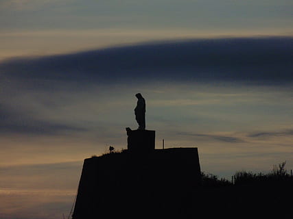 socha, profil, západ slunce, mrak, nebe, mraky, horizont, soumrak, krajina, madona, architektura, sochařství, silueta, umění a řemesla, zastoupení, mrak - nebe, stavba, Příroda, nikdo, exteriér budovy, nízký úhel pohledu, zvířat, lidské zastoupení, budova, 5K, CC0, veřejná doména, bez autorských práv