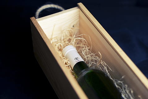 alcohol, regalo, presente, vino, botella, de cerca, adentro, nadie, foto de estudio, fondo negro, enfoque selectivo, copia espacio, solo objeto, industria, naturaleza muerta, enrollada, amarillo, dos objetos, principios, actividad, creatividad, deporte, papel, centrarse en primer plano, pequeño grupo de objetos, 4K, CC0, dominio público, libre de derechos