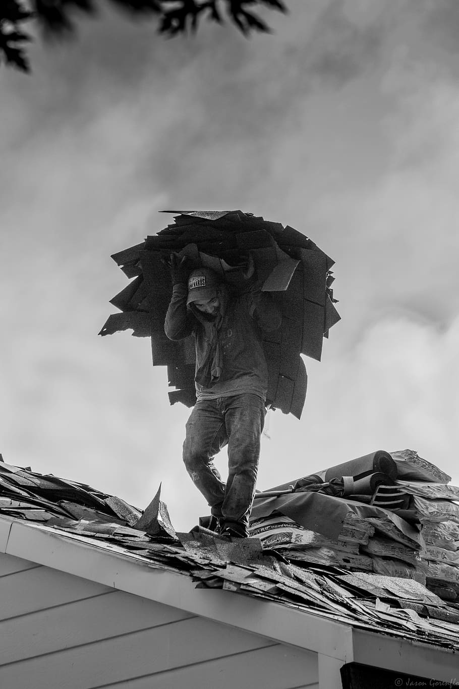 persona, portar, catifes de sostre, superior, casa, treballar, treball, treballador, home, construcció, seguretat, treballadors de la construcció, arreglar, constructor, treballador industrial, artesà, roofer, treball de dia, resistent, feina dura, feina, feina bruta, estàtua, vista d’angle baix, núvol - cel, estructura construïda, longitud completa, cel, representació humana, representació, arquitectura, escultura, art i artesania, creativitat, semblança masculina, cap gent, dia, naturalesa, artesania, exterior de l'edifici, sostre, a l'aire lliure, àngel, 5K