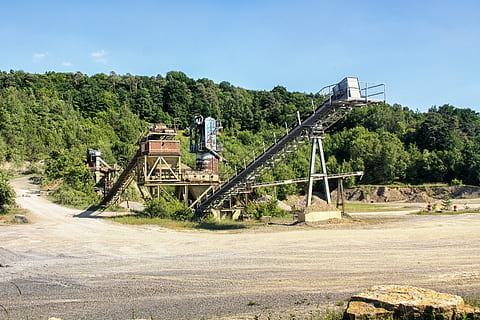 stenbrud, maskine, sten-, klippe, teknologi, gammel, transportbånd, arkitektur, træ, bygget struktur, plante, himmel, natur, dag, bygning udvendig, grøn farve, udendørs, industri, mennesker, by, blå, transportmidler, sollys, landskab, bro, 2K, CC0, offentligt domæne, royaltyfrie