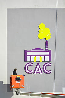 facade, arbejder, nacelle, arbejde, væg, by, maleri, by-, freske, hus facade, kunst, kunstnerisk, mand, en person, mennesker, gul, kun voksne, multi farvet, bygning udvendig, meddelelse, skilt, arkitektur, tekst, repræsentation, bygget struktur, menneskelig repræsentation, ingen mennesker, vestlige script, murbygningsfunktion, Information, informationsskilt, dag, udendørs, vejledning, kreativitet, lilla, 5K, CC0, offentligt domæne, royaltyfrie