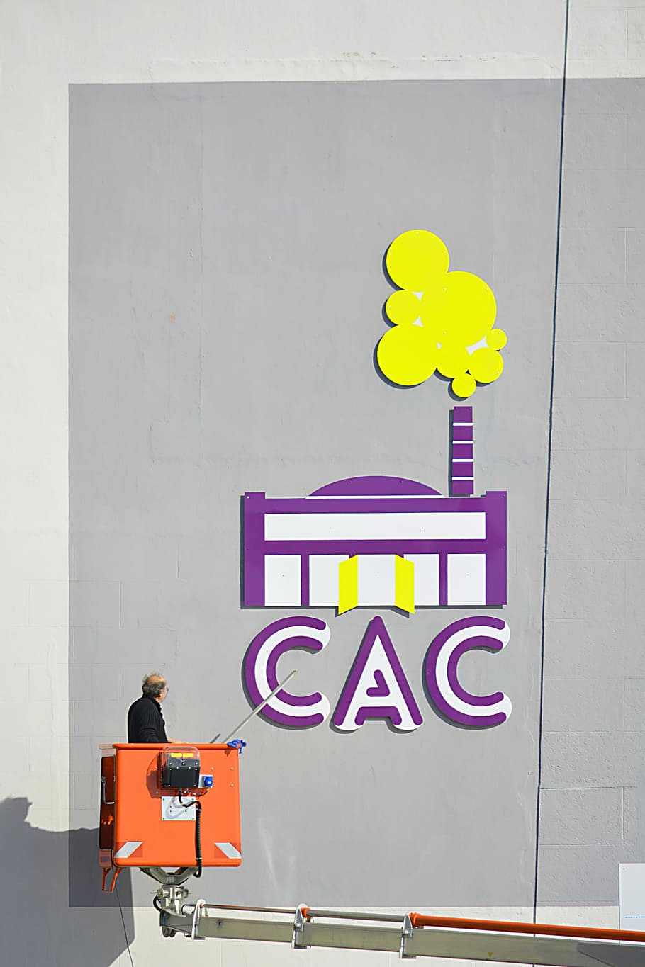 façana, treballador, nacelle, treballar, paret, ciutat, pintura, urbà, fresc, façana de la casa, art, artístic, home, una persona, gent, groc, només adults, multicolor, exterior de l'edifici, comunicació, signe, arquitectura, text, representació, estructura construïda, representació humana, cap gent, guió occidental, funció de construcció de parets, informació, signe d'informació, dia, a l'aire lliure, orientació, creativitat, porpra, 5K