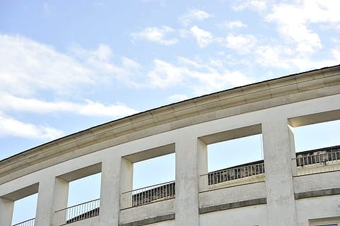 Gebäude, Kreisel, Perspektive, Himmel, die Architektur, Arbeitsplatz, Gebäudehülle, modern, architektonische Säule, gebaute Struktur, Flachwinkelansicht, wolke - himmel, Tag, Natur, keine Leute, Fenster, draußen, Sonnenlicht, Stadt, Glas - Material, architektonisches Merkmal, Wandbau - Funktion, Büro, 4K, CC0, gemeinfrei, lizenzfrei