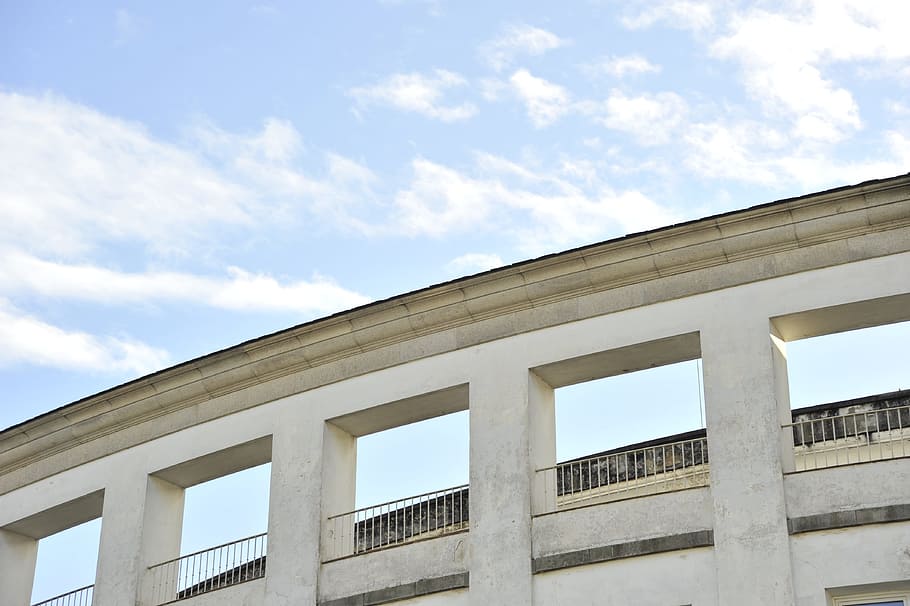 Gebäude, Kreisel, Perspektive, Himmel, die Architektur, Arbeitsplatz, Gebäudehülle, modern, architektonische Säule, gebaute Struktur, Flachwinkelansicht, wolke - himmel, Tag, Natur, keine Leute, Fenster, draußen, Sonnenlicht, Stadt, Glas - Material, architektonisches Merkmal, Wandbau - Funktion, Büro, 4K