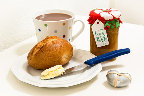 cozido, pão, ao lado, manteiga, faca, placa, café da manhã, lista, geléia, copo, cacau, comer, Weizenbroetchen, bolos, crocantes, manhã, comida e bebida, caneca, bebida, xícara de café, Comida, refresco, ainda vida, café - bebida, café, frescura, dentro de casa, mesa, ninguém, refeição, pronto para comer, fechar-se, tentação, 5K, CC0, domínio público, royalty free