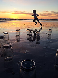 posta de sol, llanternes, platja, nen, cel, aigua, persones reals, bellesa a la natura, terra, mar, escenics - natura, naturalesa, homes, estils de vida, silueta, activitat d'oci, jugant, color taronja, gent, longitud completa, mascles, horitzó sobre l’aigua, 2K, CC0, domini públic, lliure de regalies