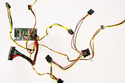 Computerkabel, Gelb, rot, beschichtet, Leitungen, rot und Schwarz, Kabel, Technologie, Verbindung, Ausrüstung, Nahansicht, weißer Hintergrund, keine Leute, mehrfarbig, Studioaufnahme, drinnen, Kommunikation, Stillleben, Elektrizität, hängend, Draht, Variation, Kunst und Handwerk, Gruppe von Objekten, Kreativität, verheddert, Kleiderbügel, 5K, CC0, gemeinfrei, lizenzfrei