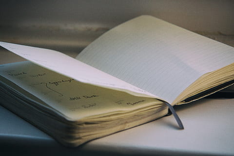 atvērta notebook, piezīmjdators, lapas, atvērts, papīrs, Piezīme, Bizness, dokumentu, grāmata, balts, ziņu, izglītību, lappuse, literatūra, publikāciju, Klusā daba, nav cilvēku, tuvplāns, tekstu, tabula, telpās, komunikāciju, augsts leņķa skats, mīlestība, balta krāsa, selektīvu fokusu, koncentrēties uz jaunajām zināšanām, pozitīvas emocijas, 4K, CC0, publiskais domēns, bez atlīdzības