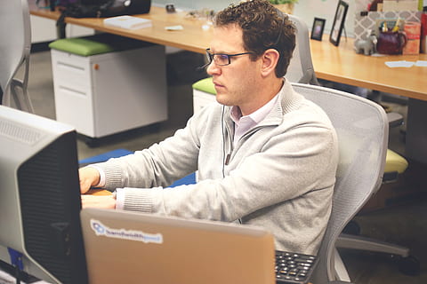 mand, grå, Halv lynlås jakke arbejde, computer, start op, notebooks, kreativ, Selskab, bærbare computere, Skærm, Silicon Valley, moderne, hjemmekontor, kontor, teknologi, en person, forretning, arbejder, rigtige mennesker, voksen, briller, meddelelse, herrer, indendørs, ung voksen, forbindelse, trådløs teknologi, forretningsmand, taljen op, afslappet tøj, bruger bærbar computer, 5K, CC0, offentligt domæne, royaltyfrie