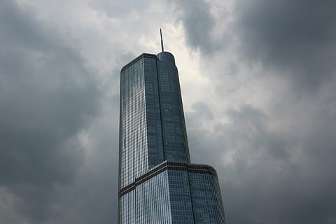baix, fotografia d'angle, gris, de gran alçada, edifici, ennuvolat, cel, fotografia d'angle baix, torre de mitja altura, gratacels, finestra, torre, arquitectura, exterior, alt, Chicago, fosc, estructura, reflexió, núvol, exterior de l'edifici, estructura construïda, ciutat, núvol - cel, vista d’angle baix, exterior d’edifici d’oficines, modern, oficina, alta - alta, naturalesa, dia, cap gent, a l'aire lliure, indústria, fletxa, 5K, CC0, domini públic, lliure de regalies