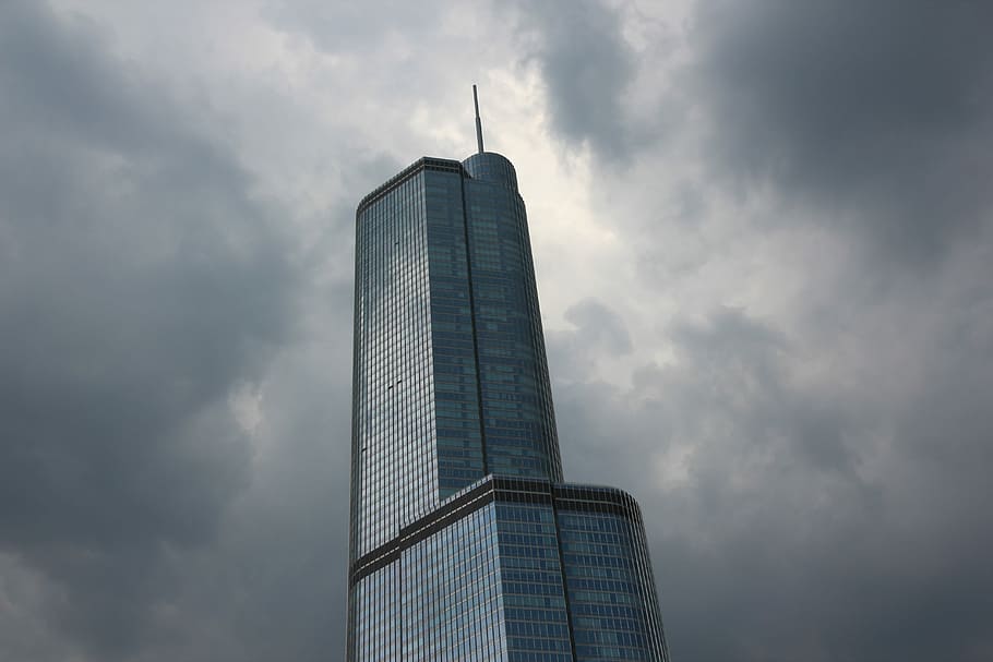 baix, fotografia d'angle, gris, de gran alçada, edifici, ennuvolat, cel, fotografia d'angle baix, torre de mitja altura, gratacels, finestra, torre, arquitectura, exterior, alt, Chicago, fosc, estructura, reflexió, núvol, exterior de l'edifici, estructura construïda, ciutat, núvol - cel, vista d’angle baix, exterior d’edifici d’oficines, modern, oficina, alta - alta, naturalesa, dia, cap gent, a l'aire lliure, indústria, fletxa, 5K