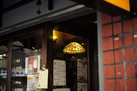 luce pendente, attraverso, porta di vetro, taipei, memorizzare, ristorante, cartello, scena urbana, Al dettaglio, editoriale, architettura, esterno dell'edificio, illuminato, all'aperto, nessuno, struttura costruita, attrezzatura per l'illuminazione, notte, sospeso, comunicazione, testo, concentrarsi sulle conoscenze acquisite, caratteristica della parete, attività commerciale, Entrata, costruzione, porta, luce, lampada elettrica, 5K, CC0, dominio pubblico, privo di copyright