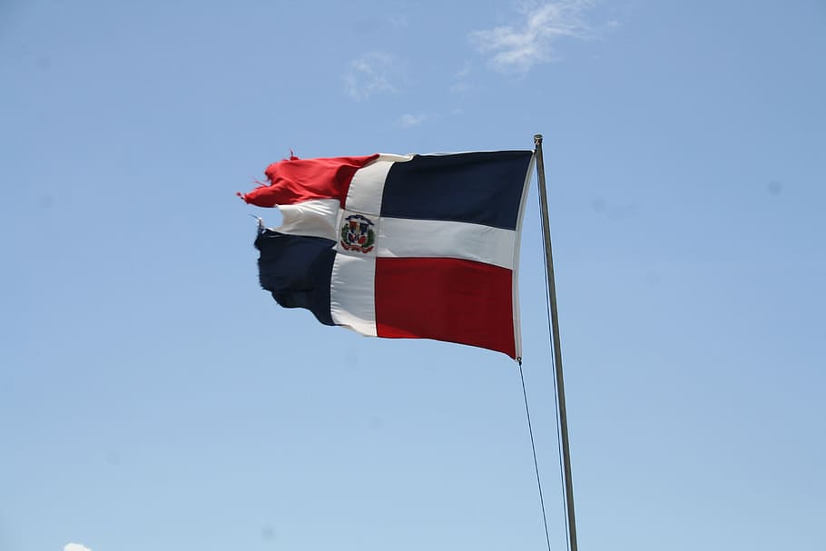 República Dominicana, bandera, vent, aleteig, blau, vermell, trencat, descansi en pau, el patriotisme, cel, medi ambient, vista d’angle baix, dia, naturalesa, agitant, orgull, cap gent, pol, cel clar, a l'aire lliure, còpia espai, emoció, Color blanc, icona nacional, 4K